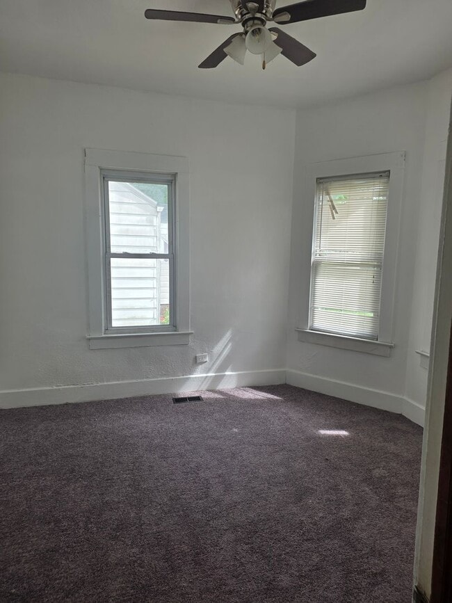 Building Photo - 2 Bedroom 1 Bath Home $1000.00