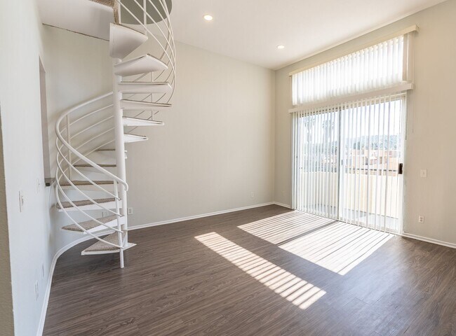 Interior Photo - 4532 Murietta Ave