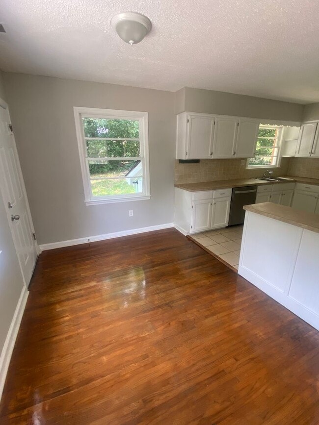 Building Photo - **ON HOLD*3 Bedroom / 1 Bathroom Home for ...