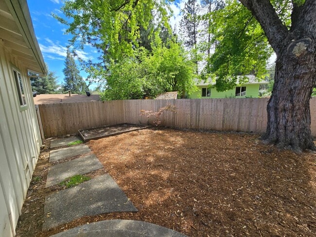 Building Photo - 3-bedroom, 2-bath home in Grass Valley