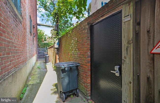 Building Photo - 2132 Pine St