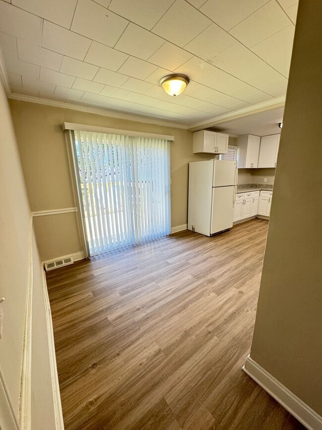 Building Photo - 2Bd/1Ba Fully Renovated 2024 House with Fe...
