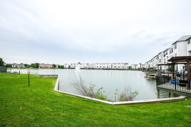 Building Photo - 2222 Hilshire Lake Dr