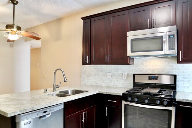 Building Photo - Charming condo in Fremont in a beautiful community – HUGE balcony!