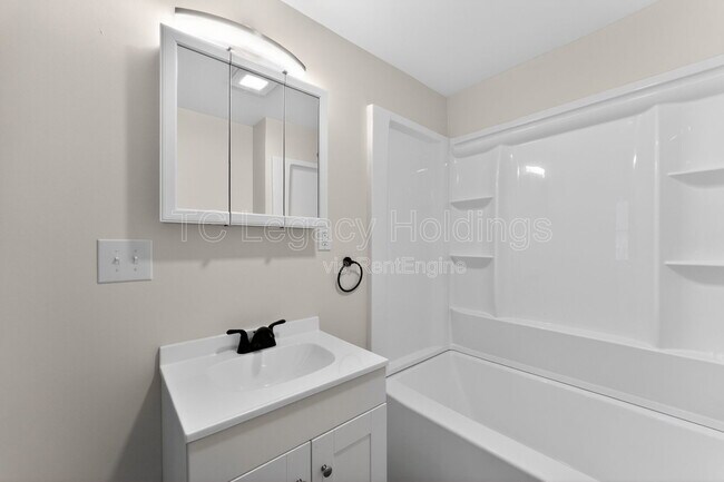 Building Photo - 407 Simpson Ave