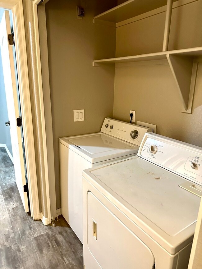 Building Photo - Gorgeous 2 bedroom / 2 bath condo in The E...