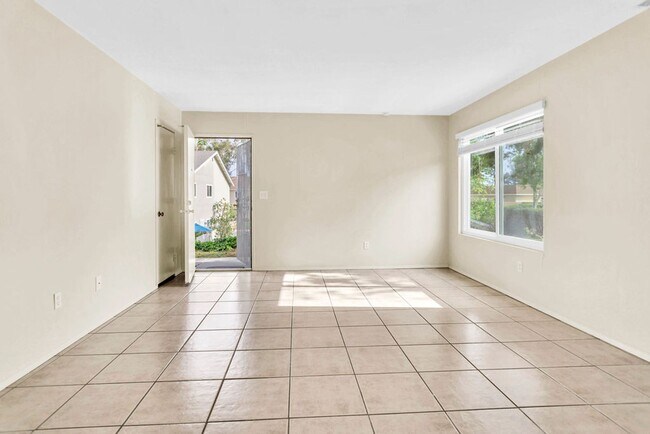 Building Photo - Nice two bedroom/one bath townhome in UTC....
