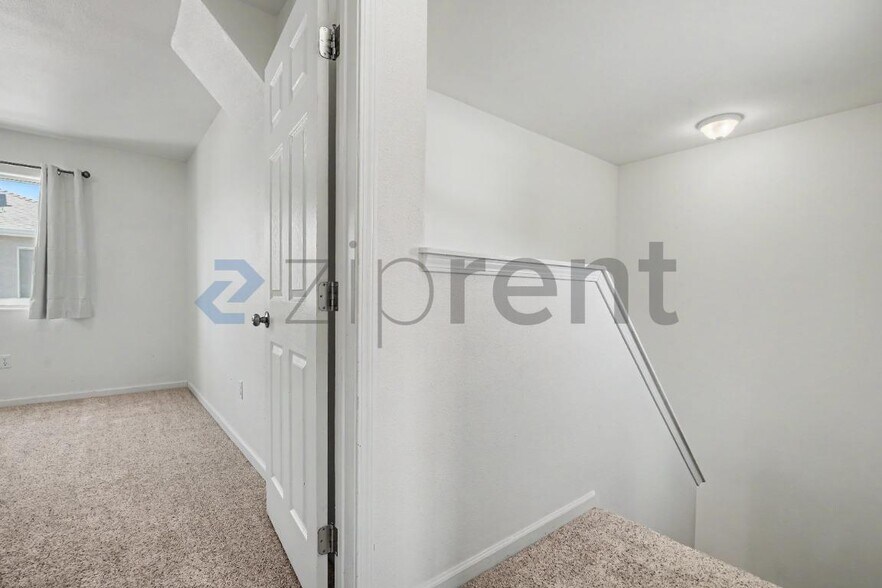 Building Photo - Unit D