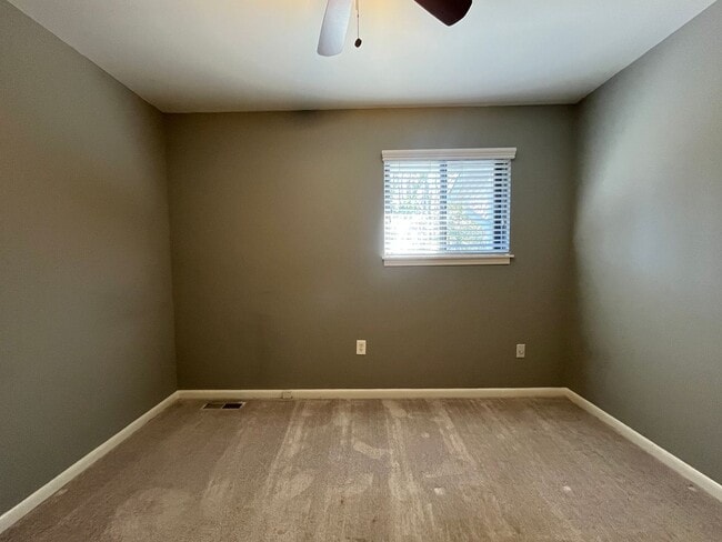 Building Photo - Newly listed!