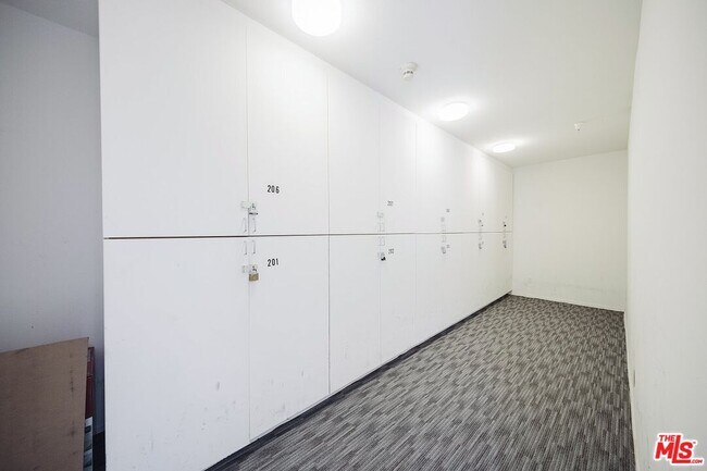 Building Photo - 937 12th St