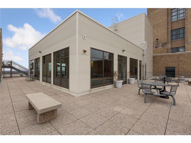 Building Photo - 2929 Chicago Ave