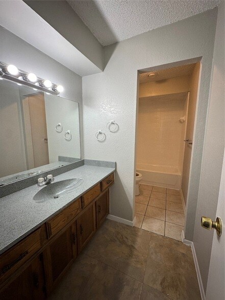 Building Photo - 1925 Bosque Dr