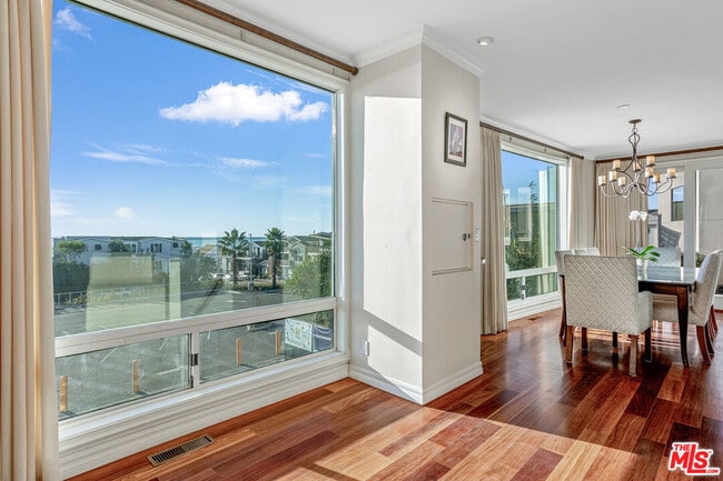 Building Photo - 318 26th St