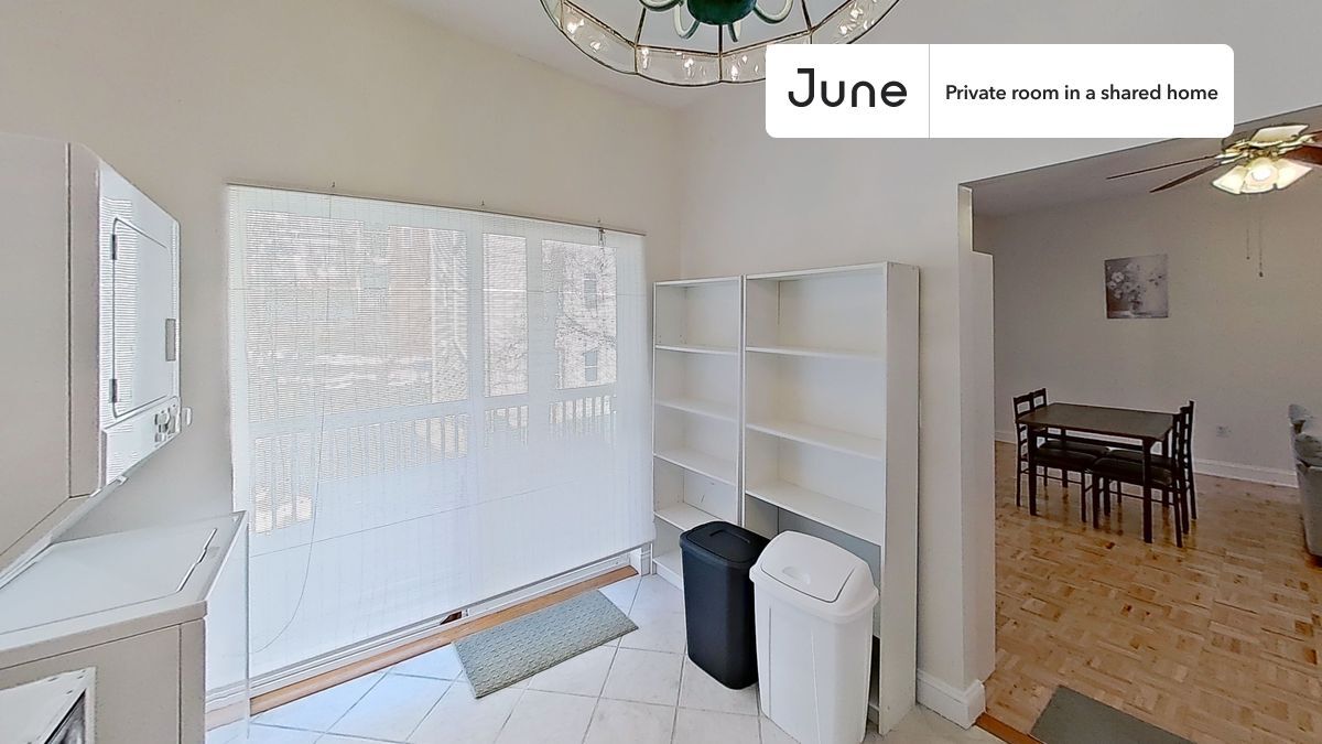 Building Photo - Private bedroom in 3 bed/1 bath Home