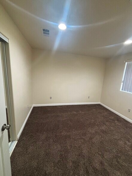 Building Photo - 203 E 109th Pl