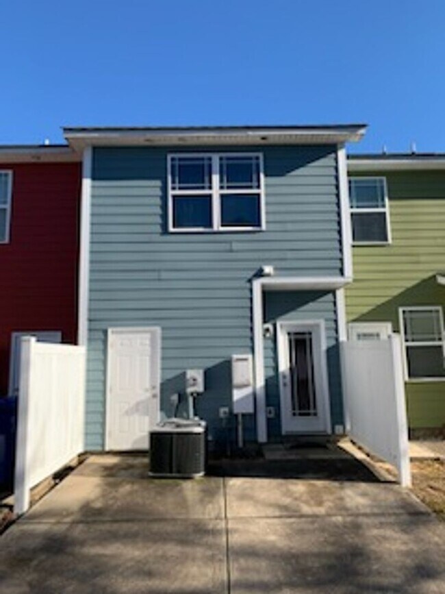 Building Photo - Charming 2 Bedroom, 2.5 Bath Townhouse Available in Hampton Forest!