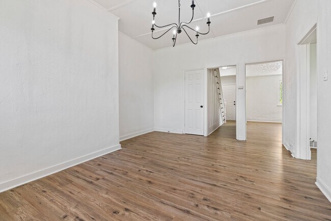 Building Photo - 4 bed 1 bath - all updated, central air, l...