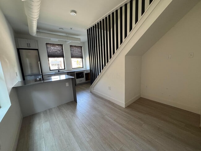 Building Photo - 973 E Broad St