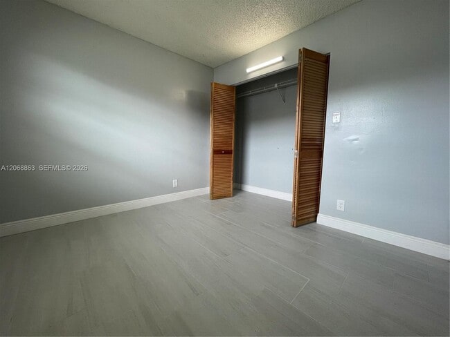 Building Photo - 10169 Twin Lakes Dr