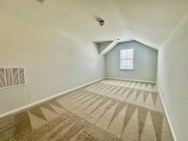 Building Photo - Three Bedroom Home with Large Loft in Heartstone Lakes!