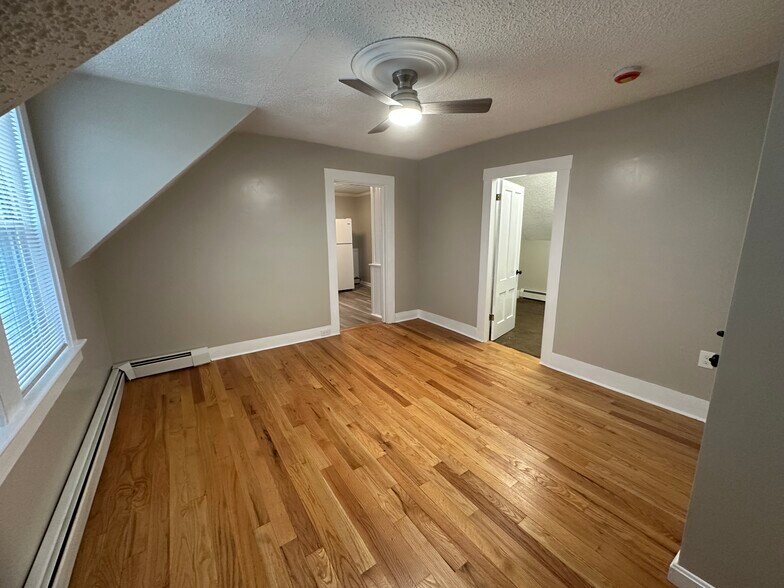 Building Photo - 17 Central St