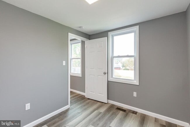 Building Photo - 454 Old Elm St