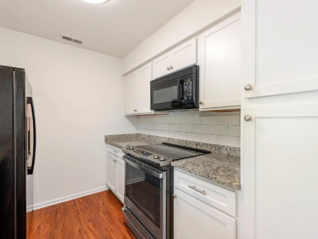 Building Photo - Updated 3 BR unit in the heart of South Park