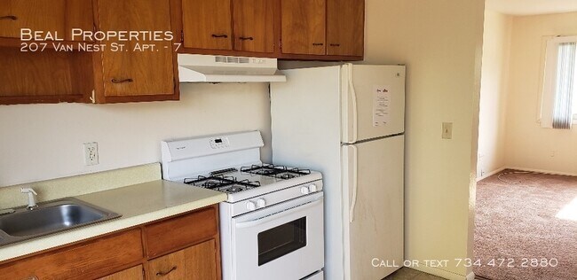 Building Photo - 207 Van Nest St
