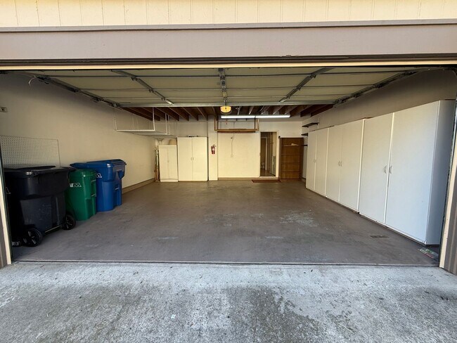 Building Photo - 3 Bedroom, 2.5 Bath Two-Story Townhome in Tierrasanta