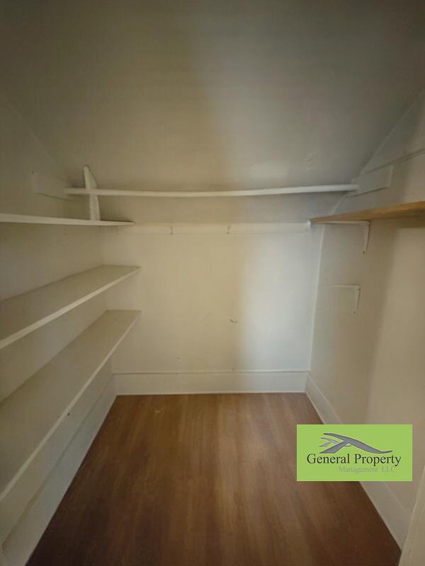 Building Photo - Spacious 1 Bedroom Unit