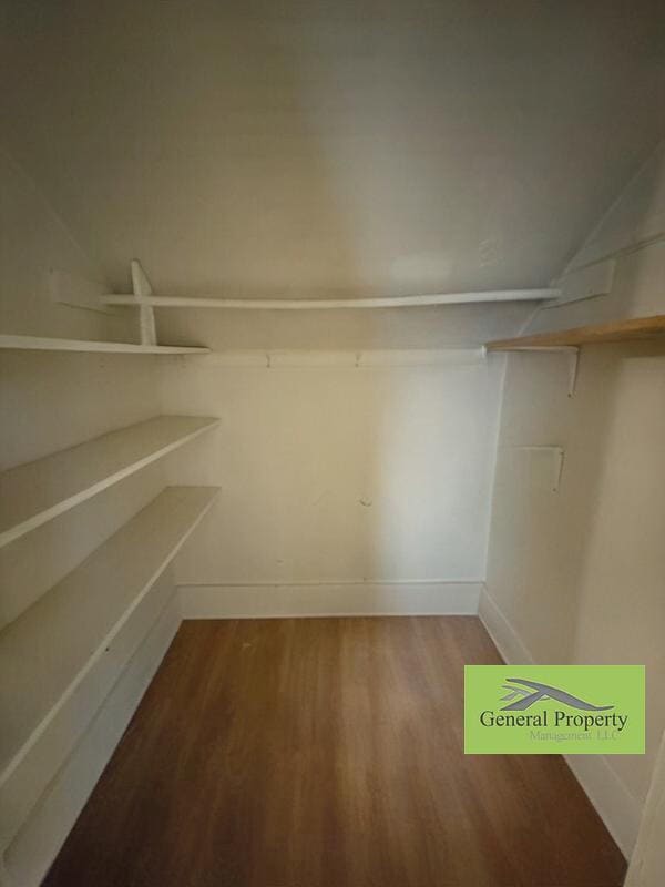 Building Photo - Spacious 1 Bedroom Unit in Duplex - Availa...