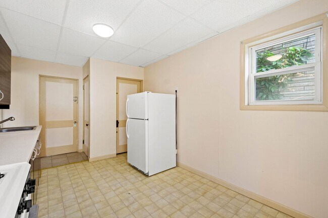 Building Photo - 133 Glenmore Ave