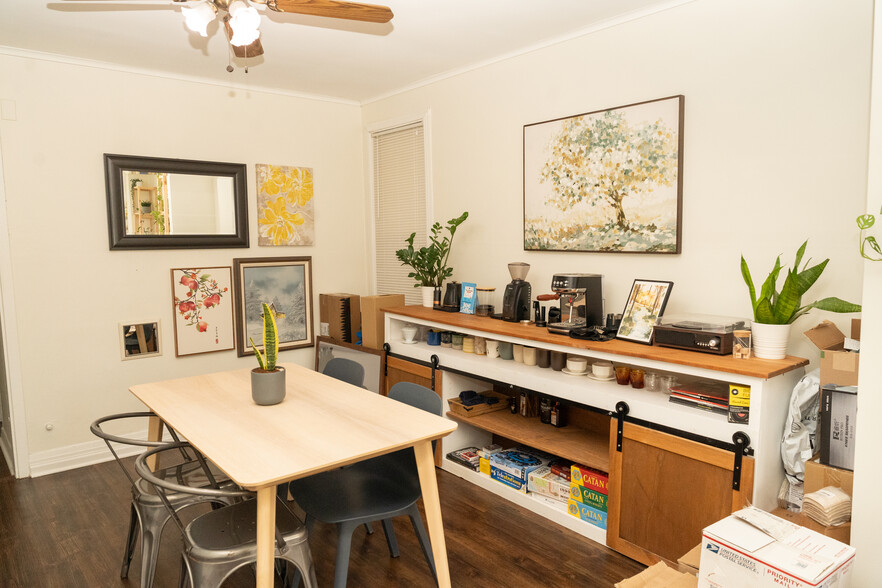 Dining room - 3350 W Cuyler Ave