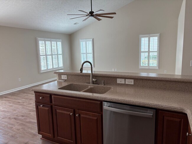 Building Photo - 3154 Shorecrest Bay Dr