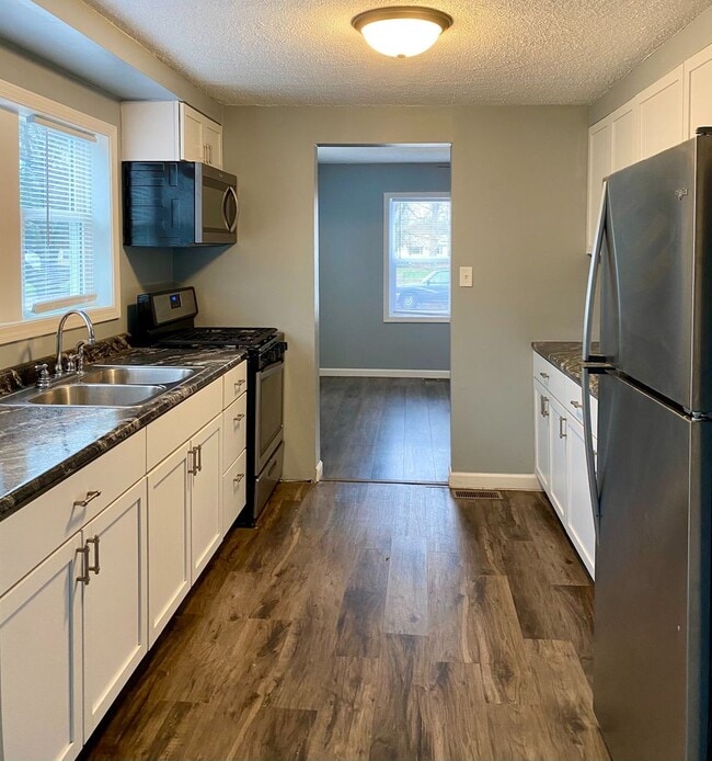 Building Photo - Charming 2-Bedroom Home with Private Driveway & Large Fenced Backyard