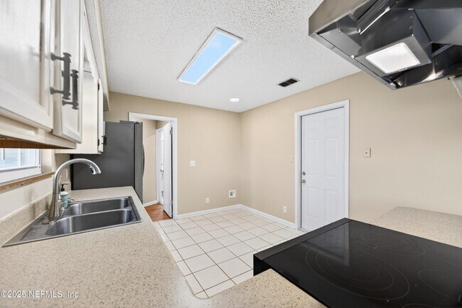 Building Photo - 9727 Viceroy Dr E
