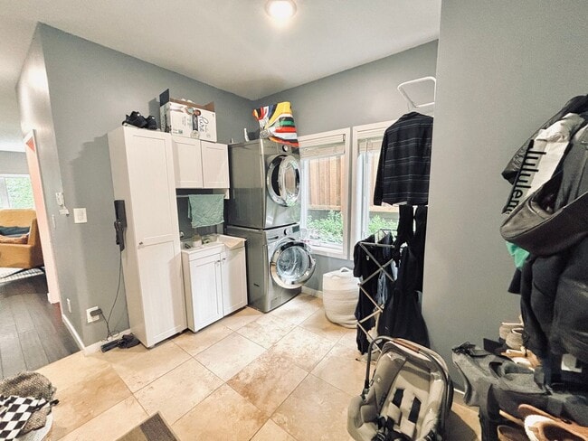 Building Photo - Rare Minnehaha Parkway rental under 5k! Be...