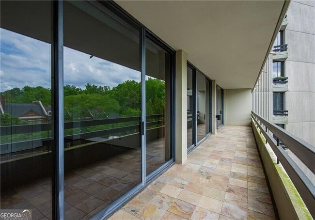 Building Photo - 2660 Peachtree Rd NW