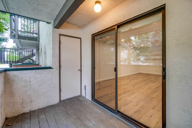 Building Photo - Recently upgraded Condo in a highly desirable location in Sunnyvale.