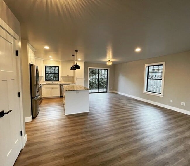 Building Photo - BEAUTIFUL CUSTOM - BUILT SINGLE LEVEL HOME...