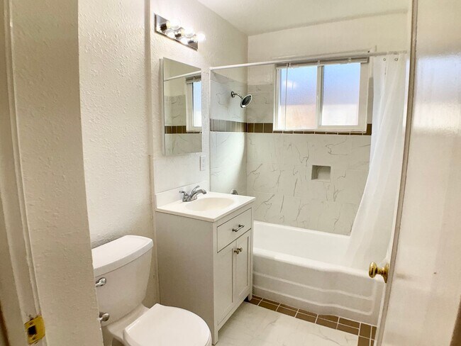 Building Photo - RENOVATED Top Floor. DISHWASHER! ON-SITE LAUNDRY! HARDWOOD!