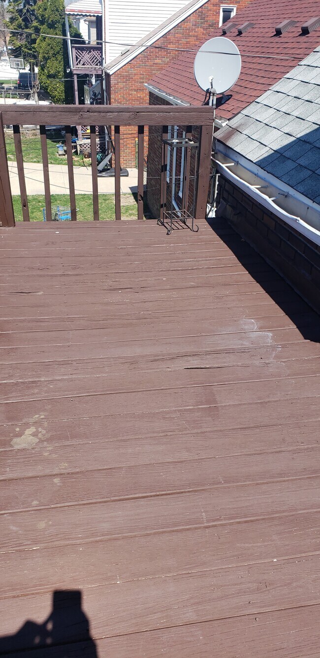 deck - 7651 Freda St