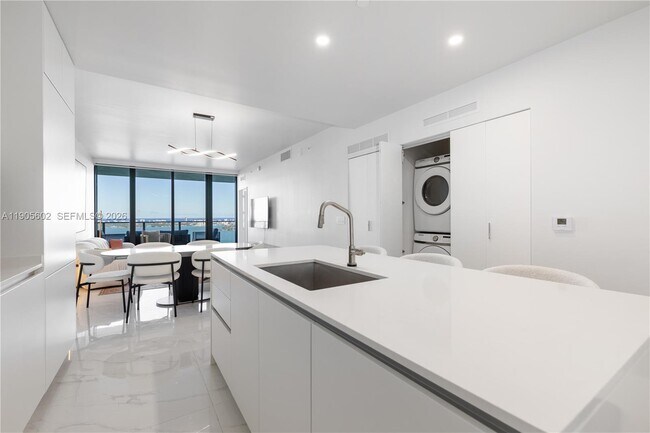 Building Photo - 700 NE 24th St