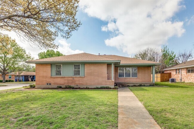 Building Photo - 401 Daisy Dr