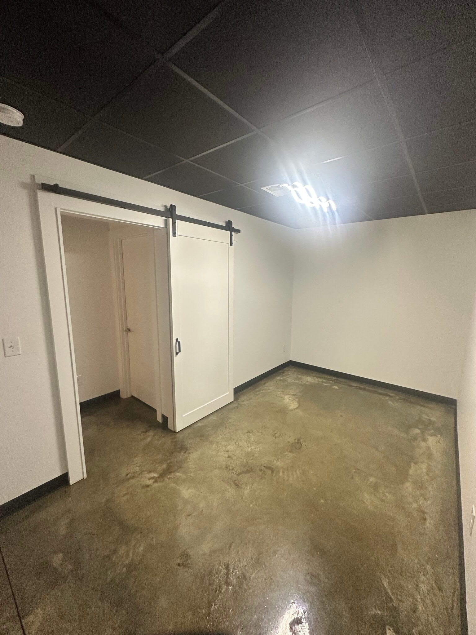 Building Photo - 1818 River Dr