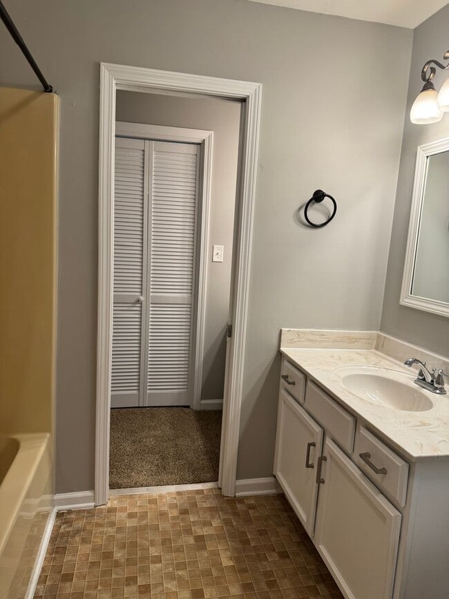 Building Photo - Exit 8! Rossview School. 4 Bed/2 Bath over 1700 Sq.ft!