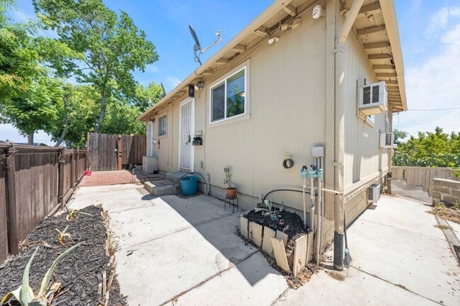 Building Photo - 1 Bedroom 1 Bath duplex in Roseville!