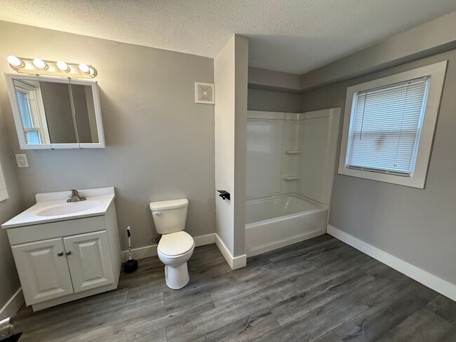 Building Photo - 5 bedroom 2 bath house in Moline