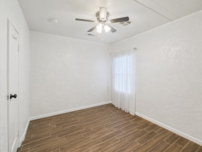 Building Photo - 5915 W Palmaire Ave
