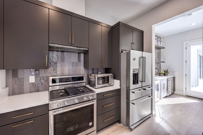 Building Photo - Exquisite 6-bed/ 6-bath residence nestled within the prestigious, guard-gated community of Revere...